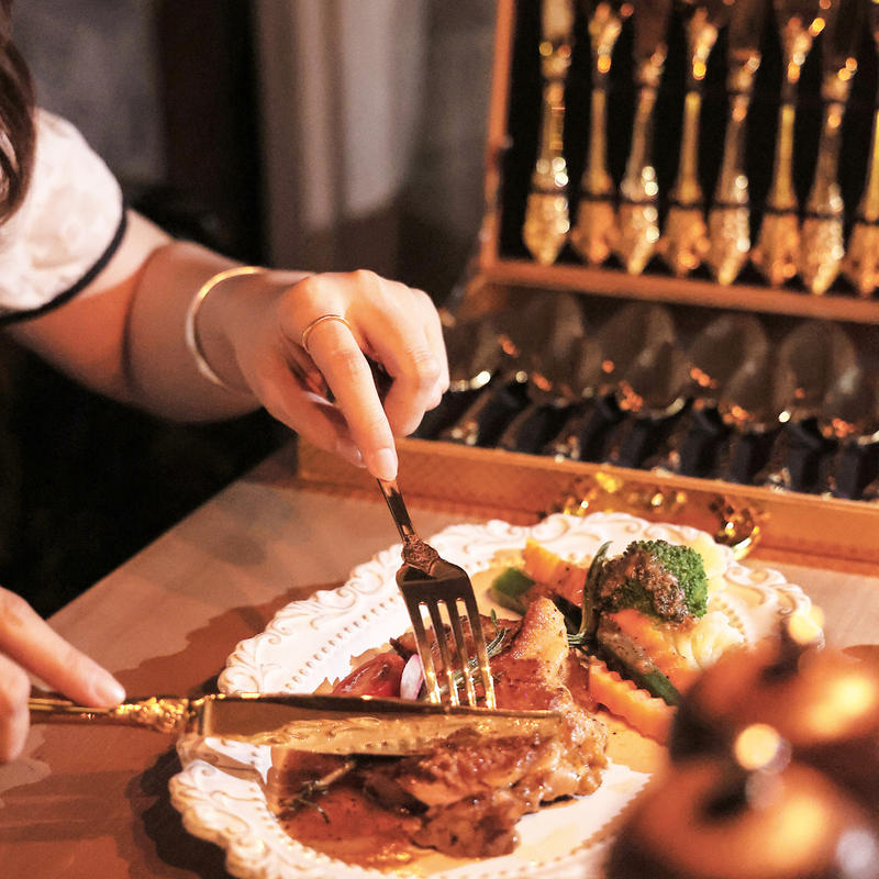 gold cutlery set used for wedding table setting